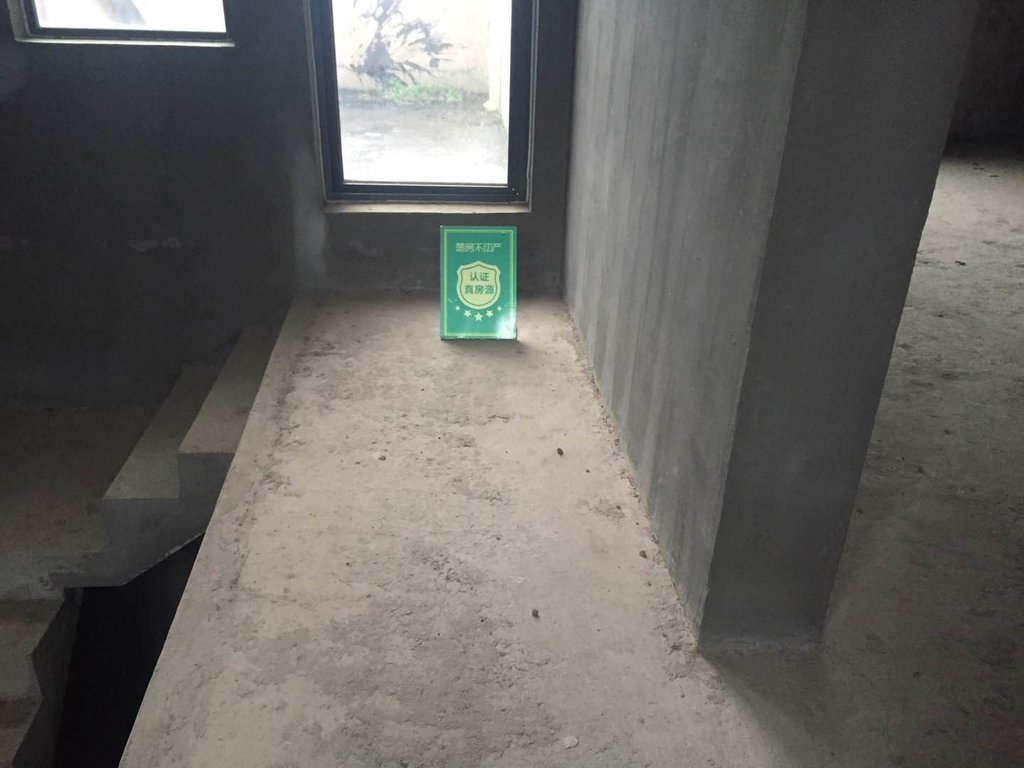 绿地华庭联排别墅，环境好的吓人，每天鲜氧环绕景色宜人