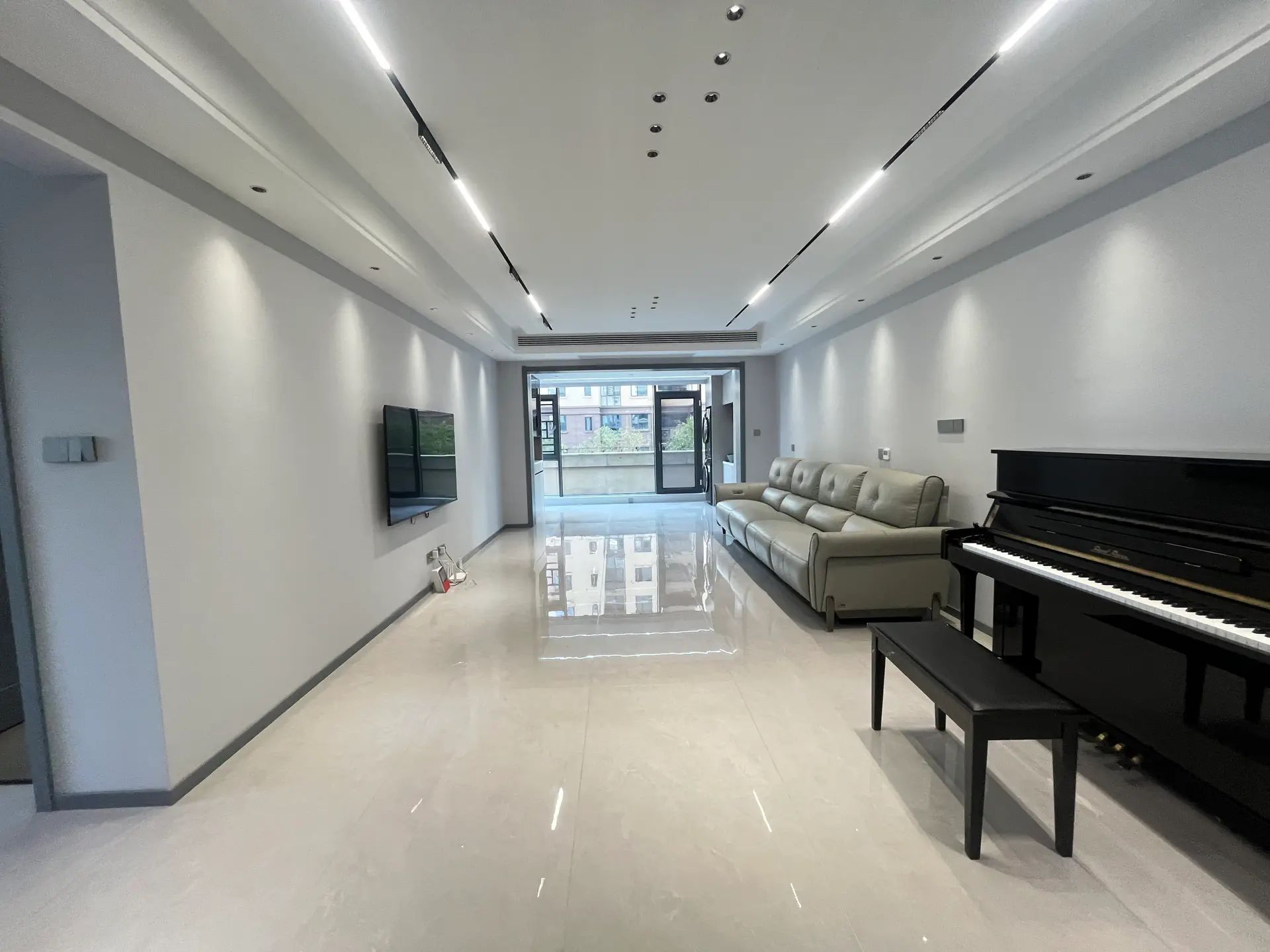 城南，荣怀二楼，带大露台 ，精装三房两厅两卫 ，证满二，南北通透