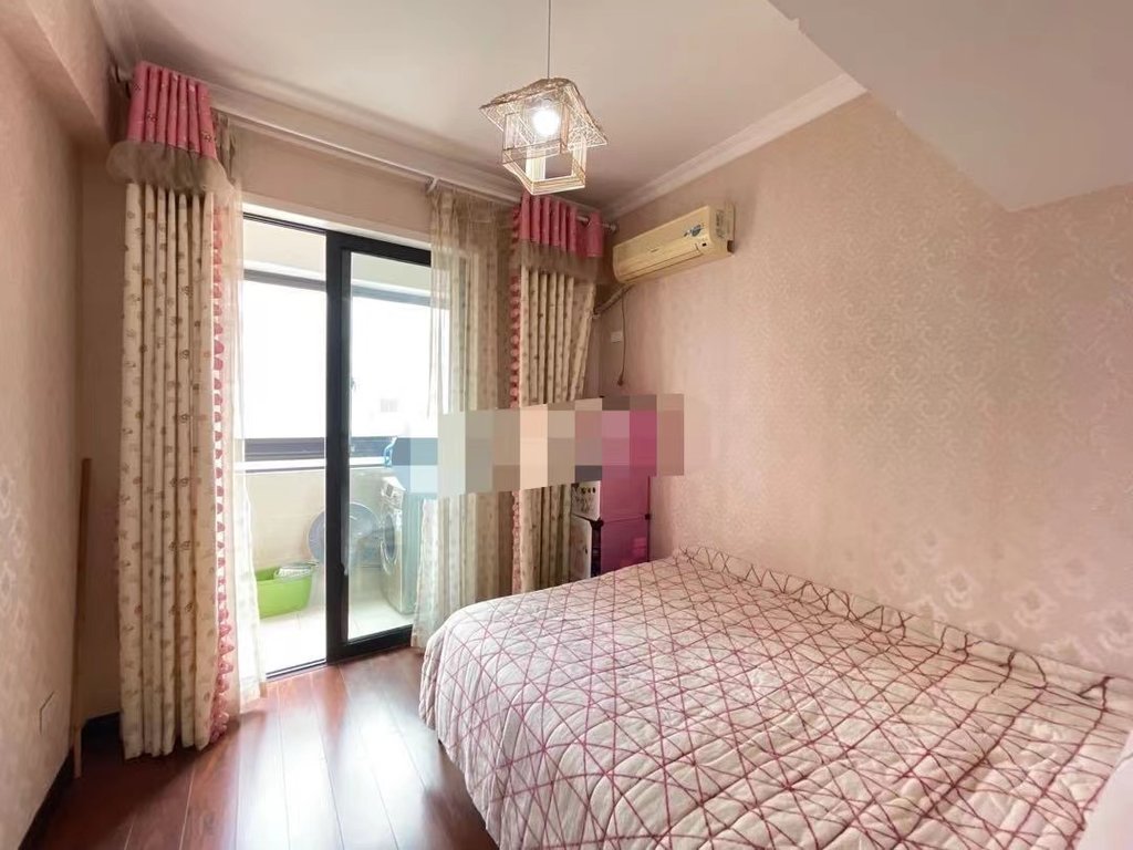 仙桃xiao学旁，精装三房，家电家具全送，证件满二，电梯中间楼层