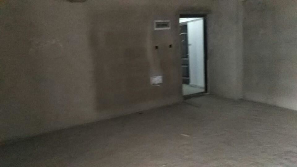 锦江国际95平米毛坯两房中间楼层诚意出售30万有钥匙！