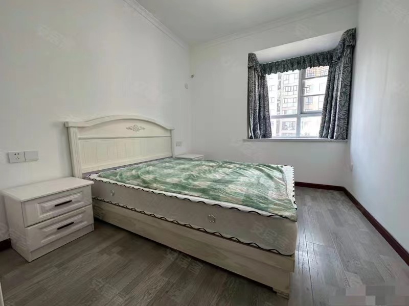 降价了，房东急售，沔阳公馆，9成新，边户，电梯好楼层17楼，精装三房两卫，证满两年。