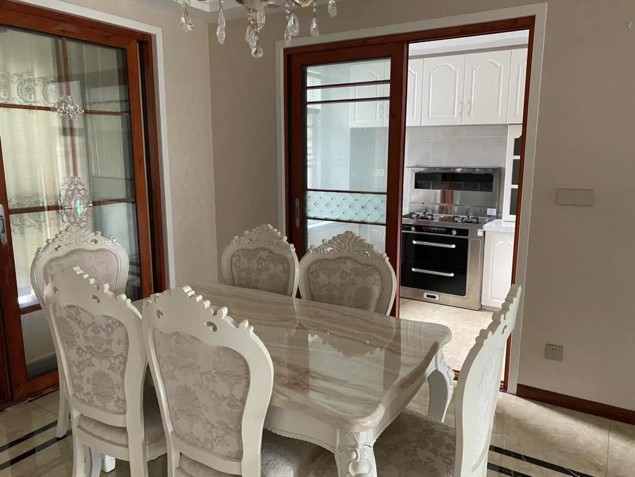 沔阳公馆精装三房两卫，小高层中间楼层，户型南北通透，拎包入住！