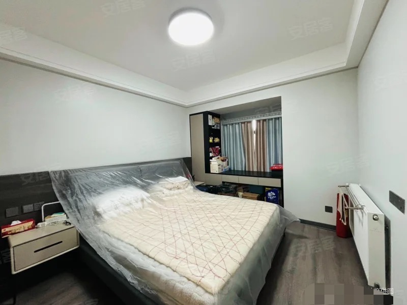 吾悦旁，蓝天新城，送200平大露台❗️送车位​，精装三房两卫，全屋品牌家具家电，成色9.9新，全屋暖气片，证满二