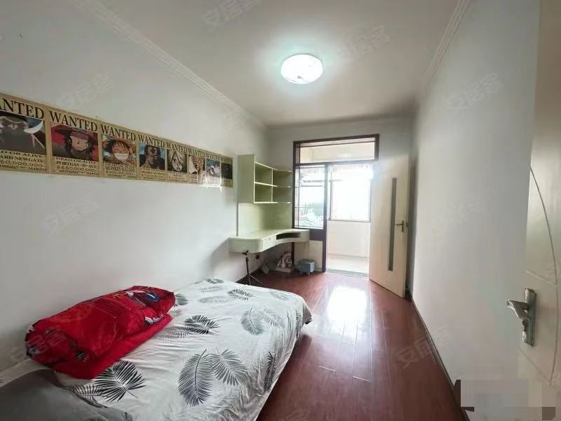 375，商城附近，汽修小区，步梯三楼，房龄新，精装三房，南北通透