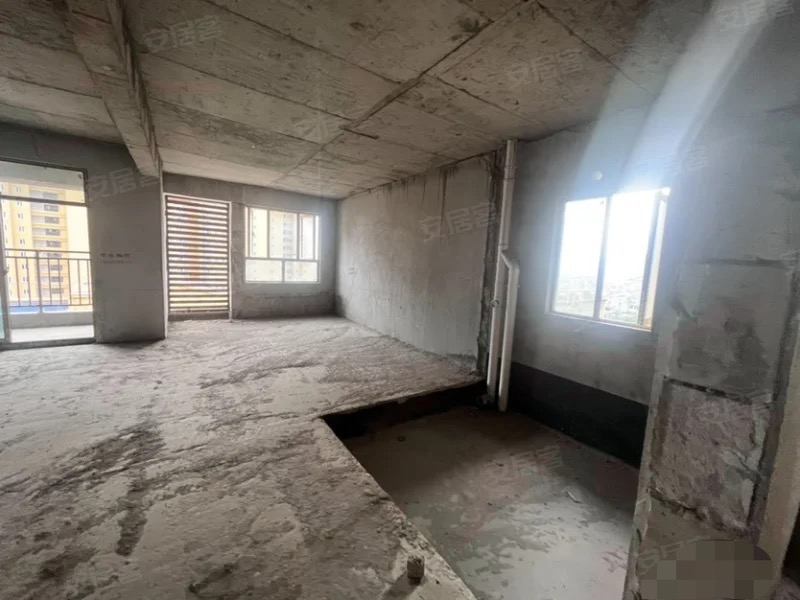 银浮领秀城，楼梯和现浇已弄好，带地下停车位电梯洋房，复式大平层，实际面积300多平，证满二，南北通透双阳台，四开间朝南，