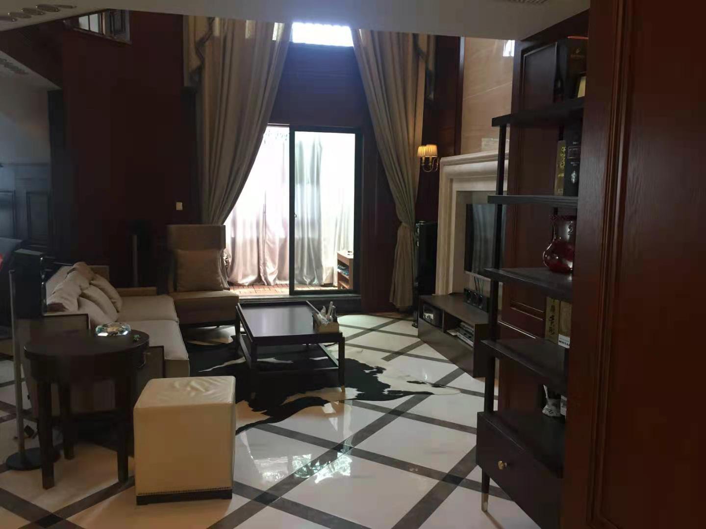 豪装复式楼，6室4厅4卫2阳台，