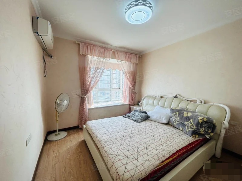 ？急售，四中旁，东城国际，电梯精装大三房，单价3600，楼层好