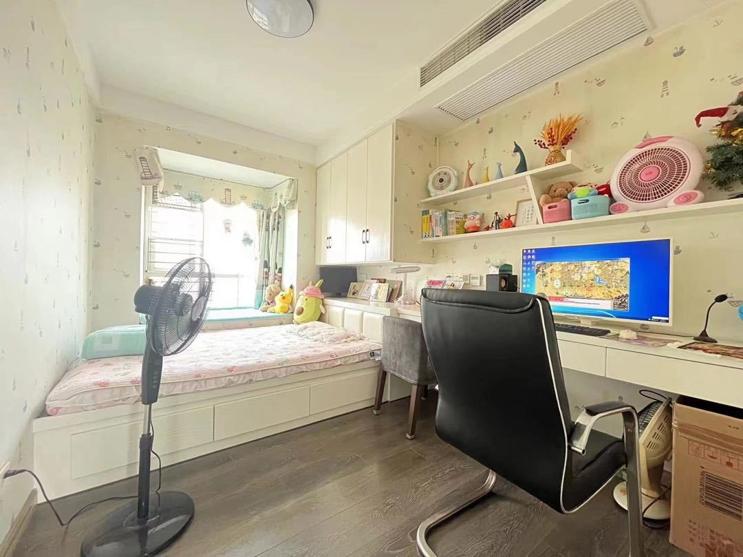 城东四中旁，东城国际精装三房，毛坯价出售