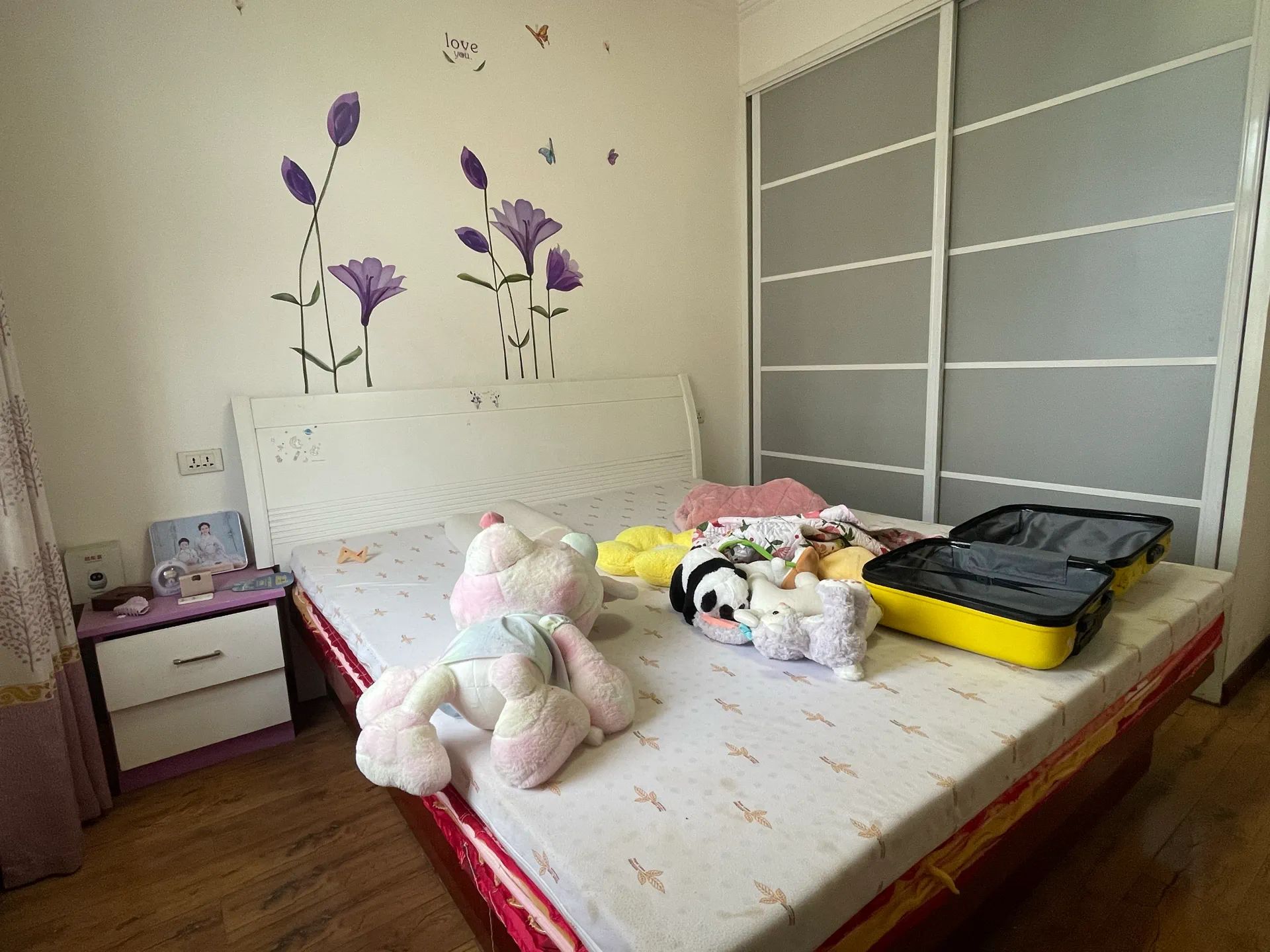 世北春花园4房2厅2卫精装修家电全配优价出售！