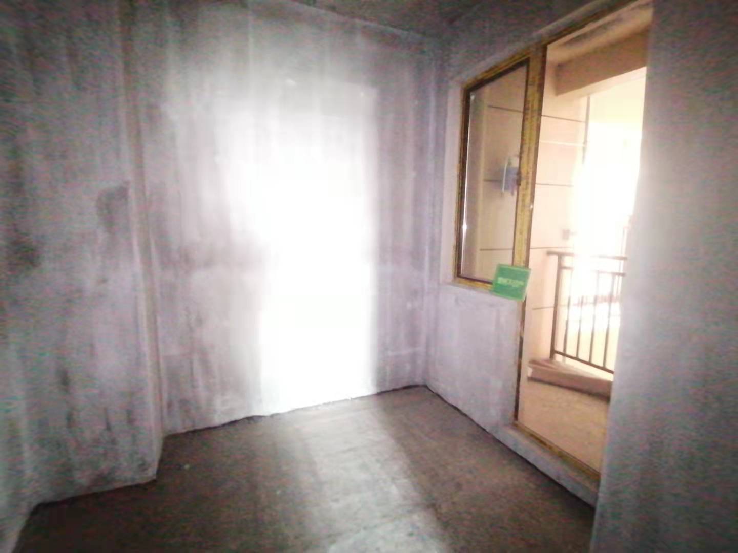 御湖世家毛坯中间楼层带车位采光好旁边沔小幼儿园