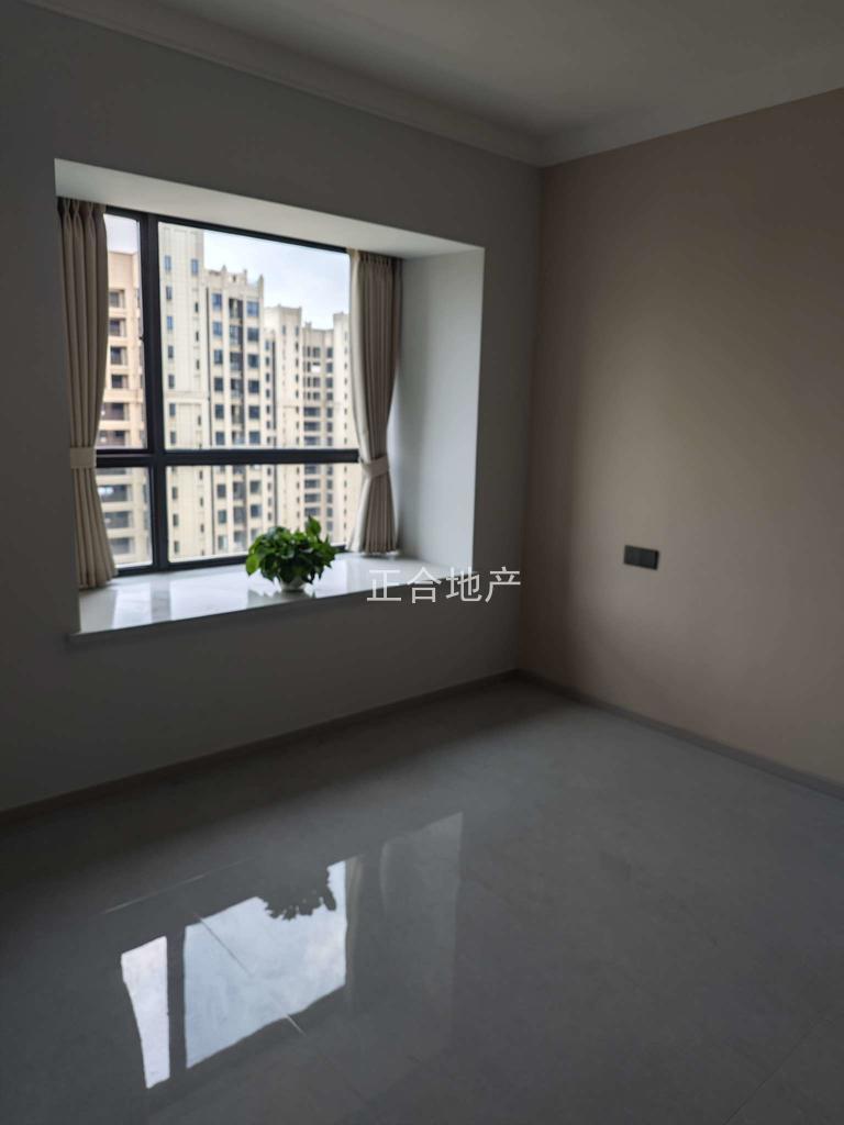 城南，御湖‬世家，边户，电梯好‬楼层，精装3房2卫，车位，诚心出售，证满二