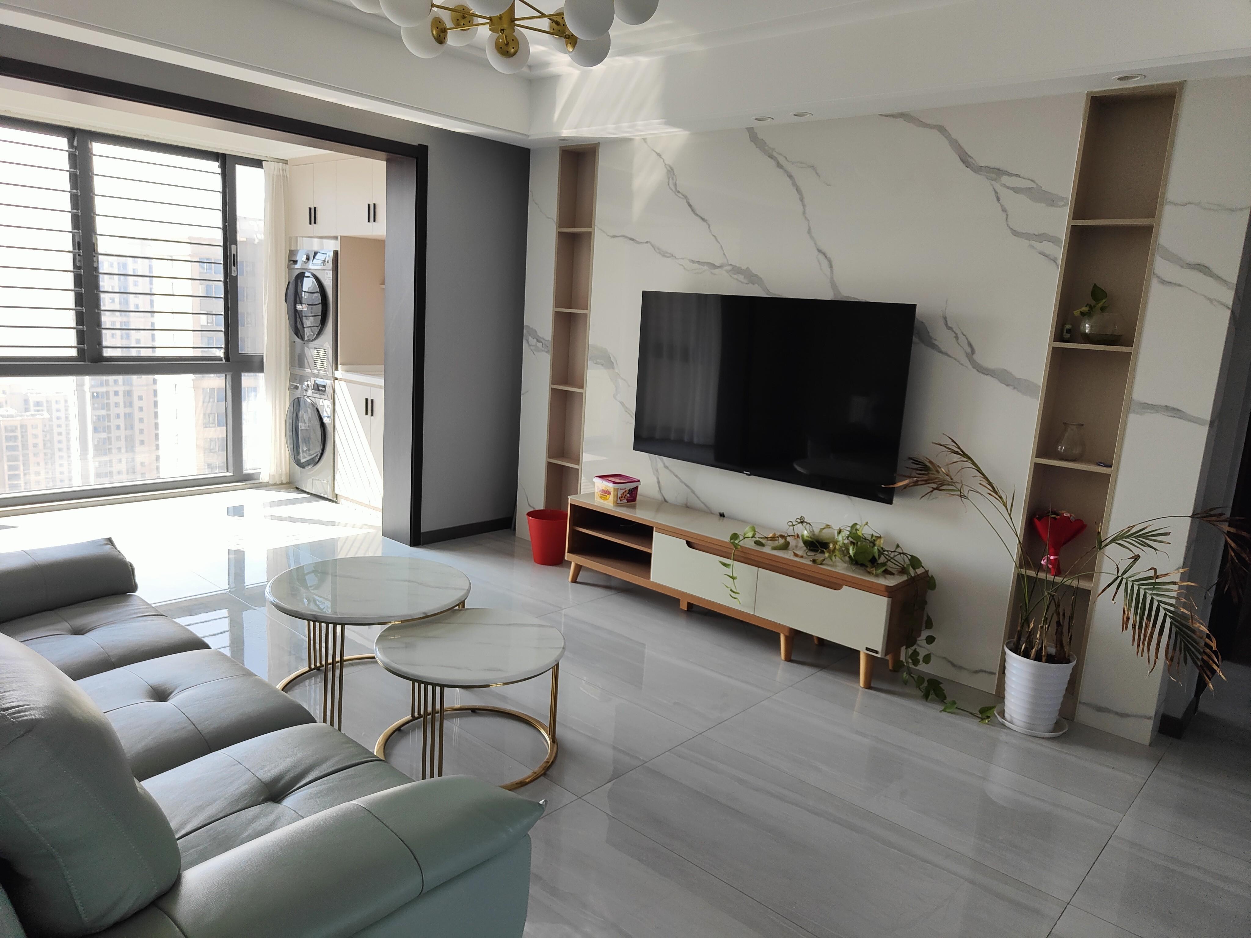 房东亏本出售，新二中对面，全屋暖气片，家具家电全送，证满二