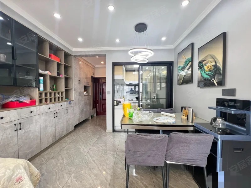 锦绣江山，单价5500，精装3房，中高楼层，业主自己装的婚房，满二