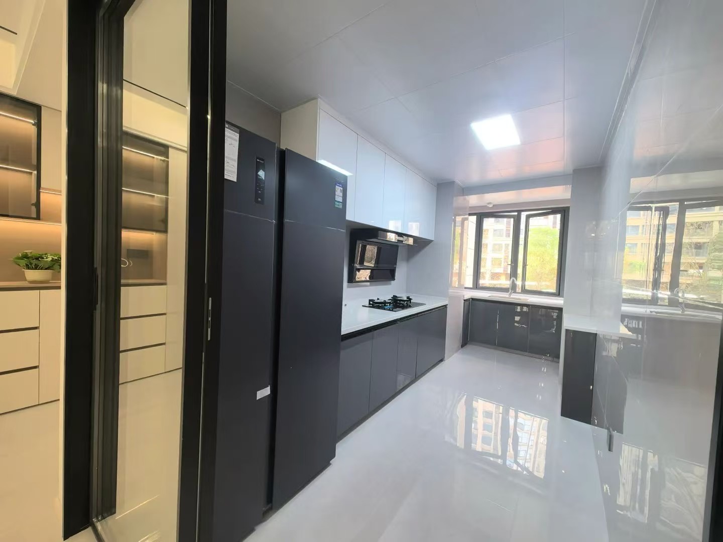 城南，御湖世家，大边户，单价5800，精装三房，送家具家电，9.9成新，一天未住