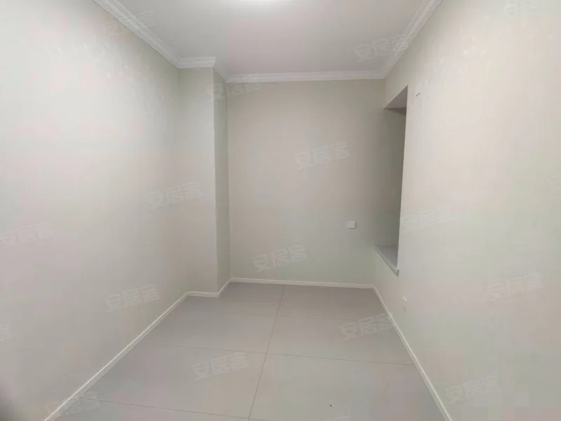 一中对面，全新精装三房二卫，老证，南北通透，亏本出售