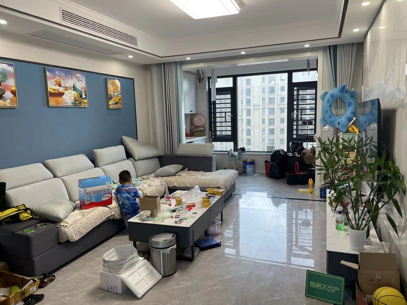 新叁仲门口，元泰未来城，精装三房，很少住人，好楼层，拎包入住，