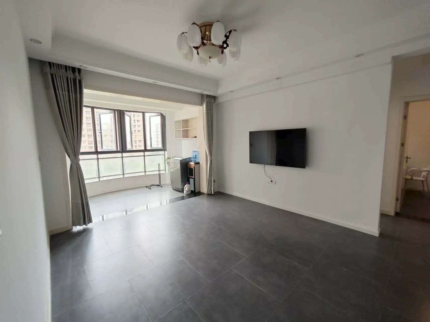 城东流潭公园旁，公园世家精装三房，同小区性价比高，证件满五税费低，诚心出售