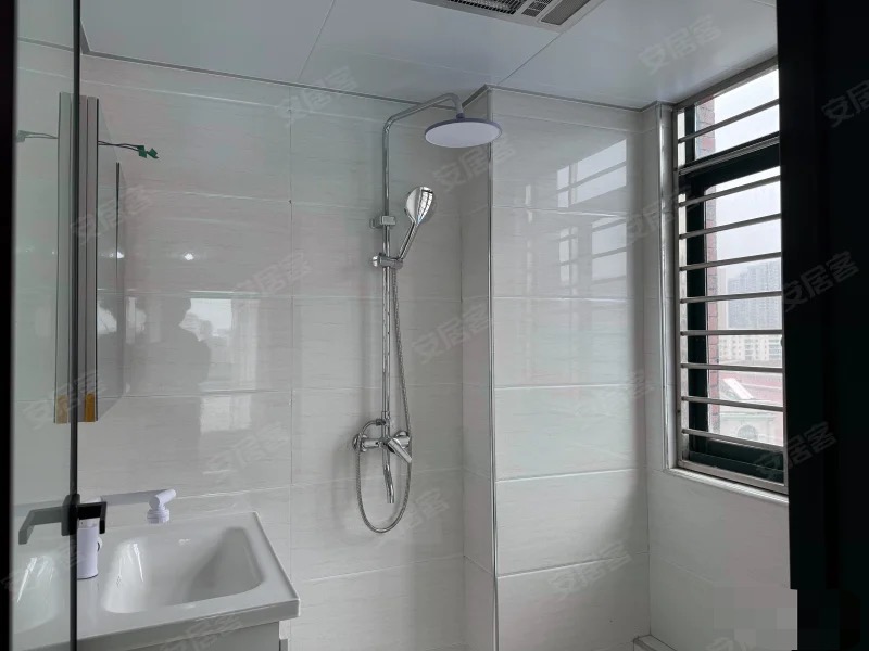 降价了，捡漏，步行街附近,电梯5楼，单价4600，精装三房二卫，实验二小