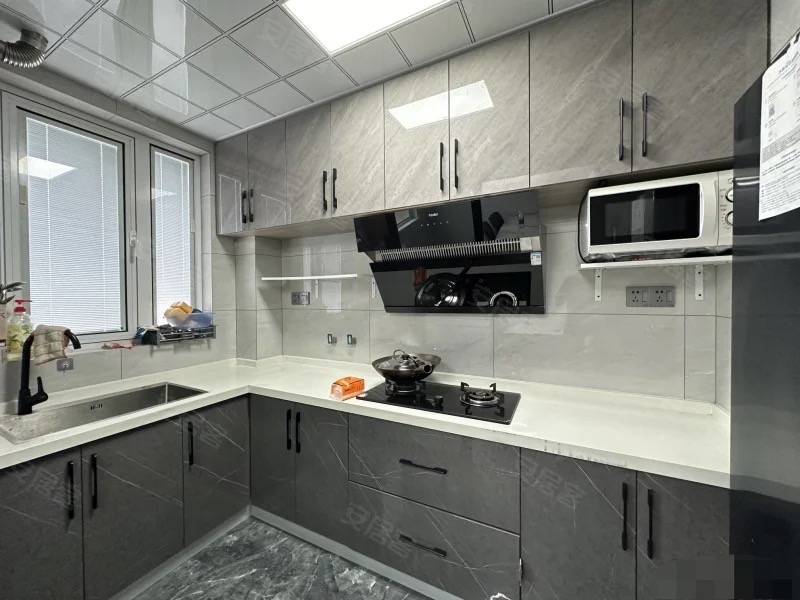 城西，满庭春，精装四房两卫，单价5100，证件满两年，家具家电全送