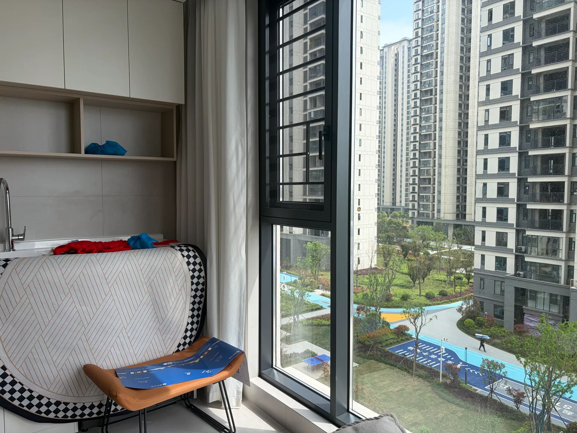 双书包，风和日丽，精装三房两卫，全新装修家，家电齐全，证满二带车位。