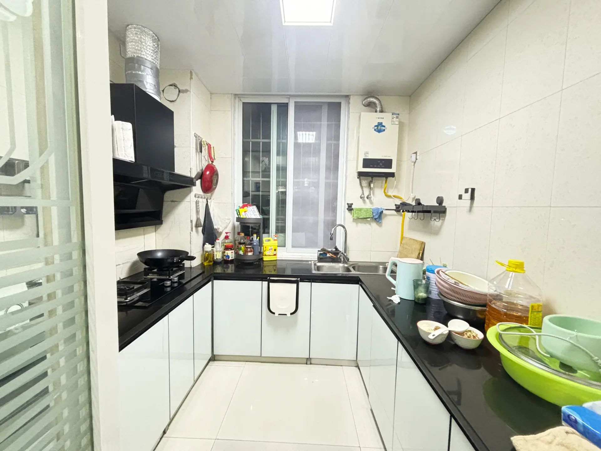 捡漏，实小旁，精装三房，步梯二搂，南北通透，诚心出售