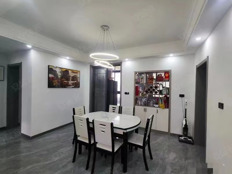 177，城南，人民医院对面，精装大3房，步梯2楼，0公摊，成色新，附近荣怀，新沔中