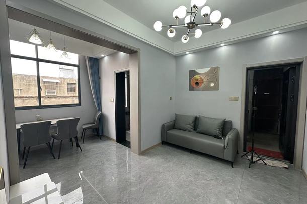 四中旁老一中宿舍全新装修三房有院子能停车，步梯四楼