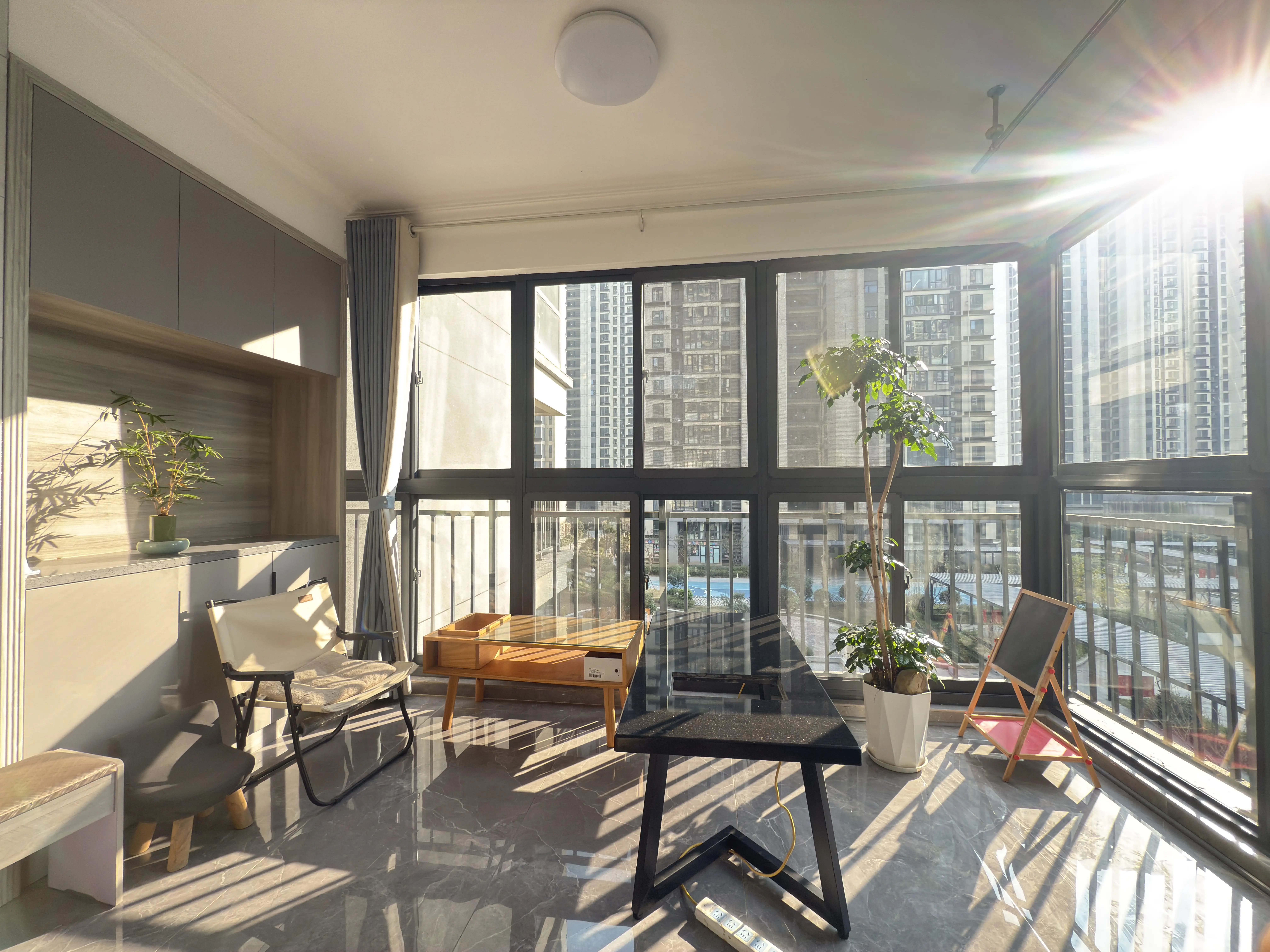 风和日丽，精装四房，全新装修，南北双阳台，单价5千多，证满二