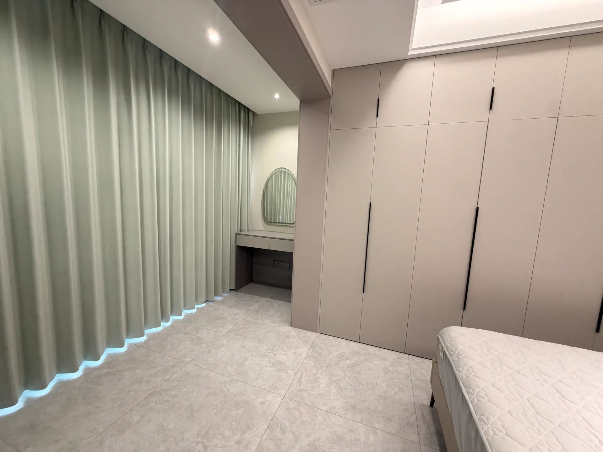 吾悦广场旁，元泰C区，精装三房两卫四阳台，9.9成新，6k多单价，电梯好楼层价格看中可谈❗️