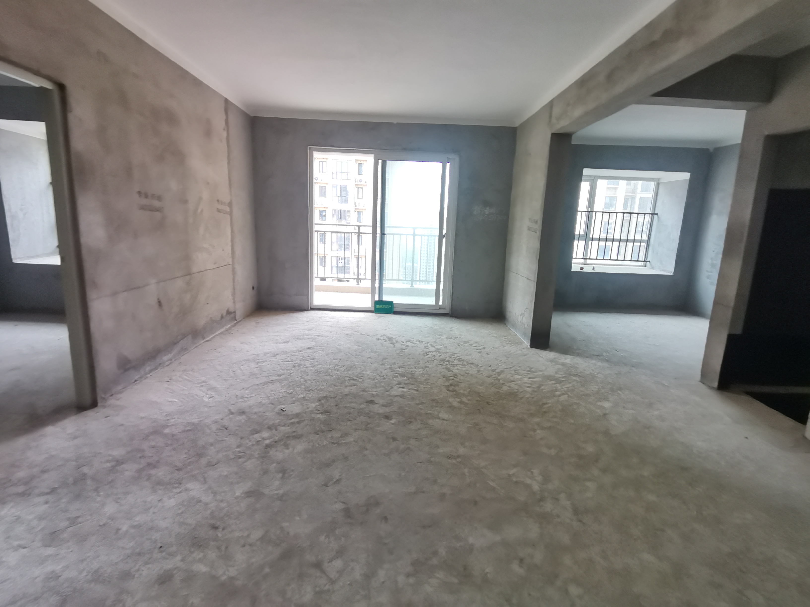 森林国际毛坯三房户型方正看房方便房东诚意出售