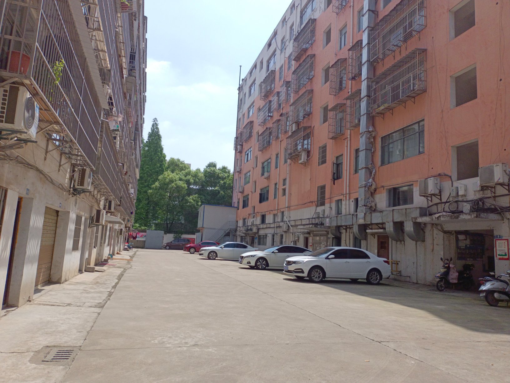 对面是富迪，好楼层，南北通透， 是送地下车库， 售70万元