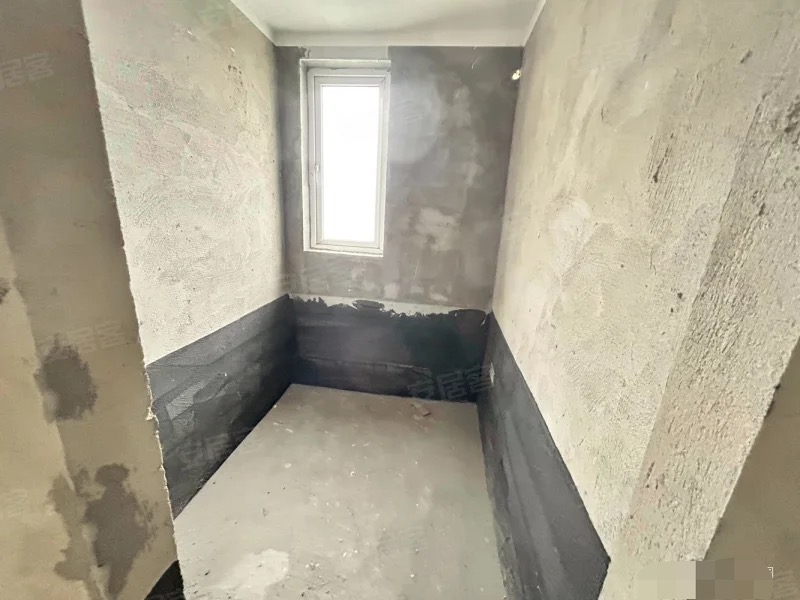 城南，森林国际，毛坯大四房，中间楼层，单价5100，证件满两年