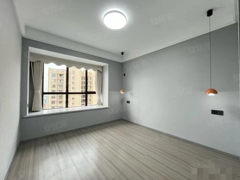 降价了，降价了！！！房东诚心出售！御湖世家，全新装修，好楼层，证满二，