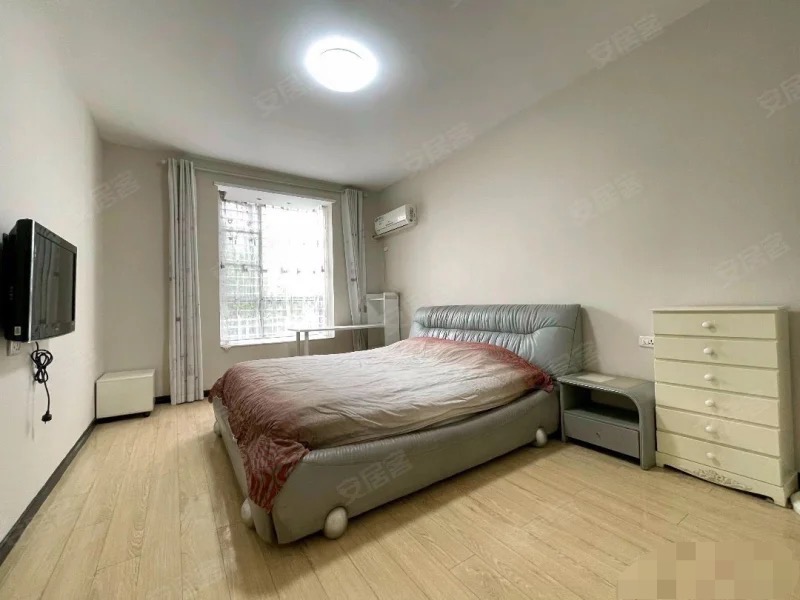 急售，1楼带院子，城南大小区，明珠豪庭。精装四房，电梯洋房，元泰三中