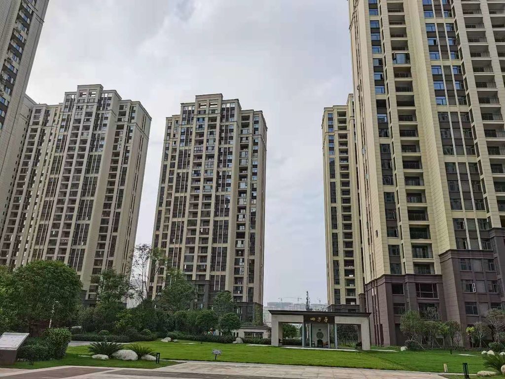 蓝天新城毛坯大三房南北通透看房方便