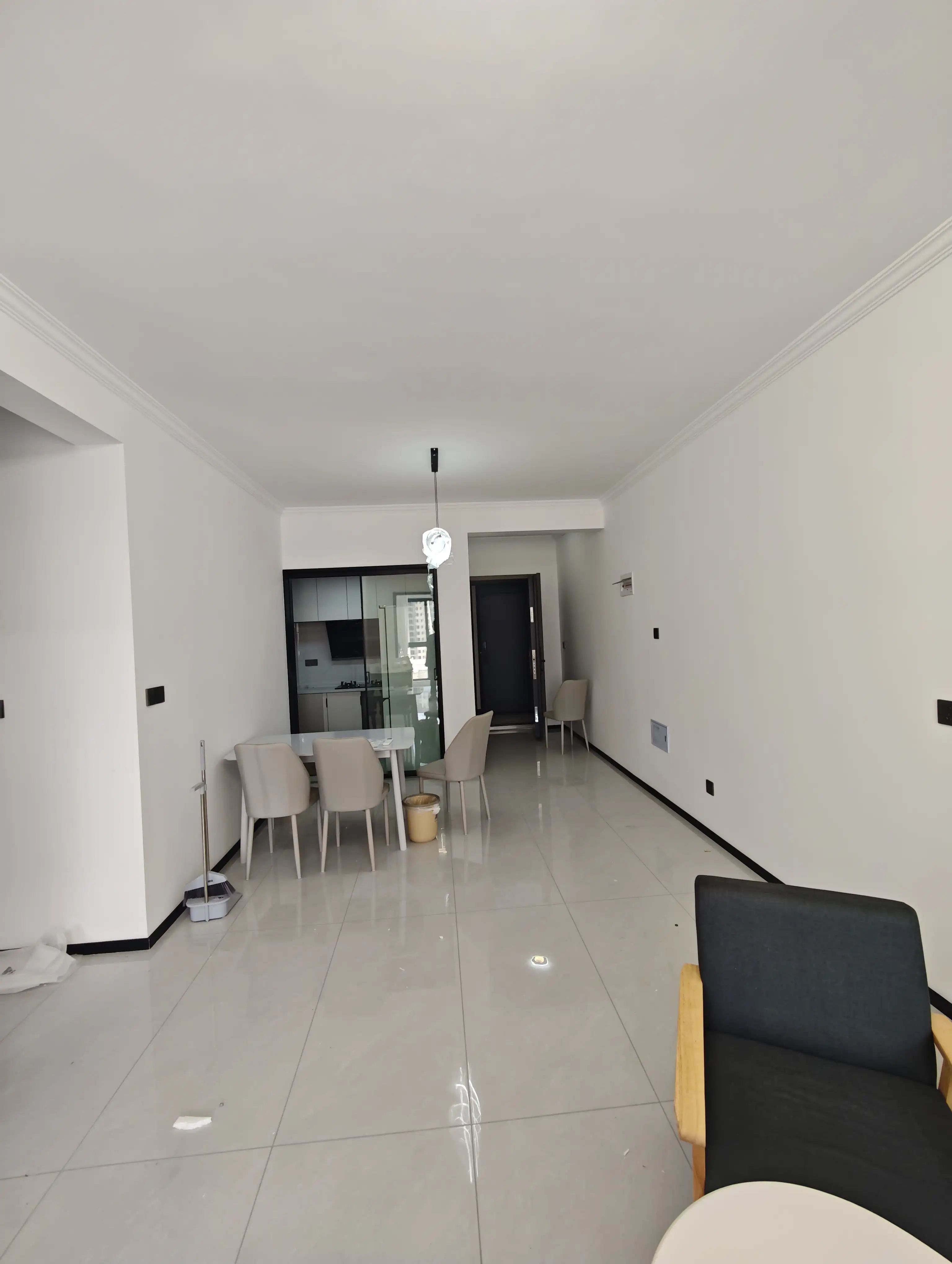 降价了，捡漏，风和日丽，精装三房两卫，单价4675，好楼层，阳台外就是三中