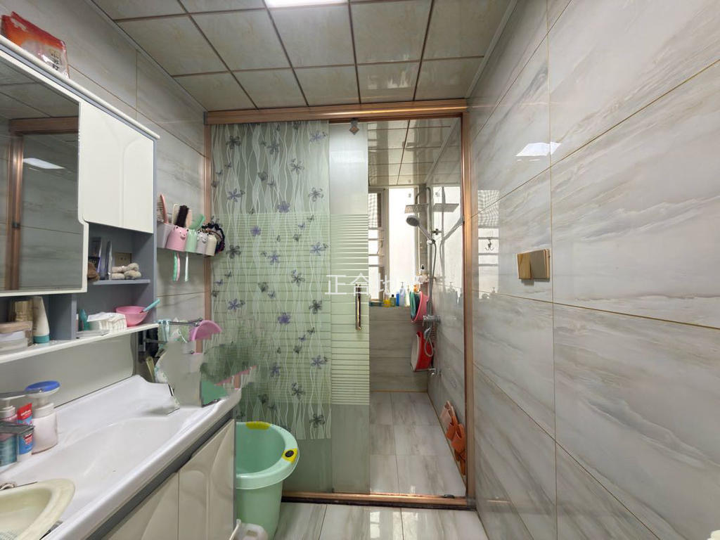 捡漏，业主诚心出售，森林国际，精装三房双书包，双湖景房。​电梯好楼层