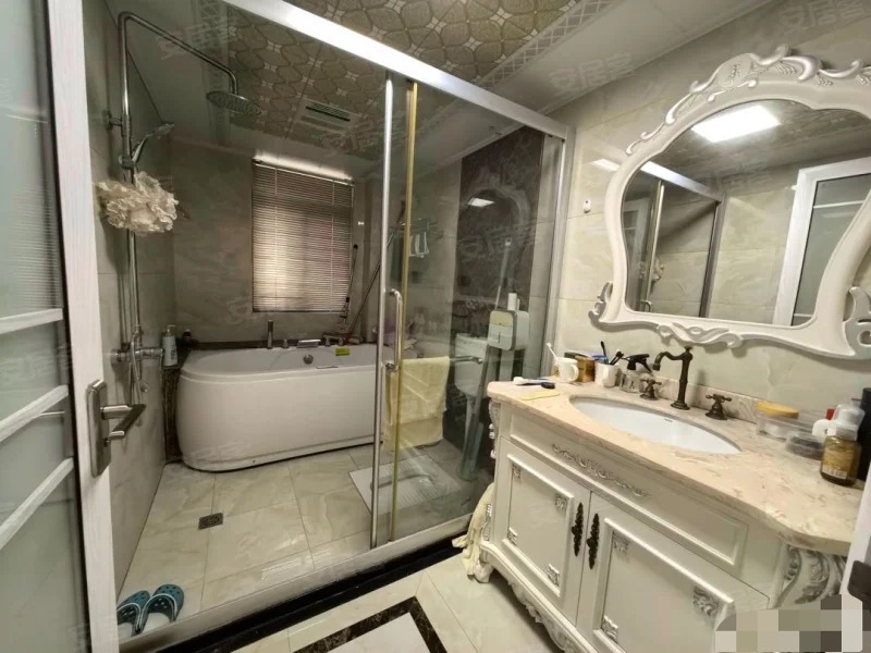 急售，新城壹号，欧式风格，装修花了百来万，精装四房，小区幼儿园xiao学都有，新二中，单价6000多