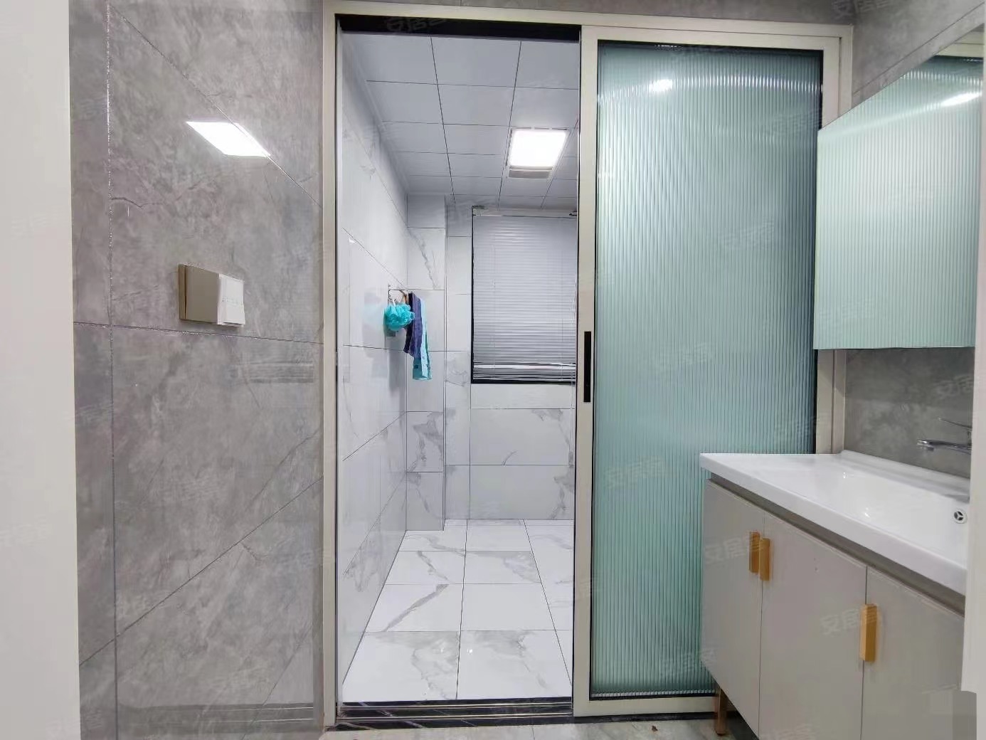 13，业主亏本急售，绿地香格里拉，中间楼层，基本未住，精装三房，证满二