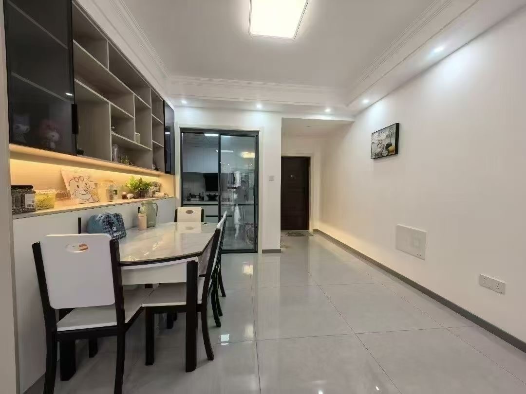 业主急售！城南御湖世家！单价4700，二楼，全新装修三房两卫，采光没问题