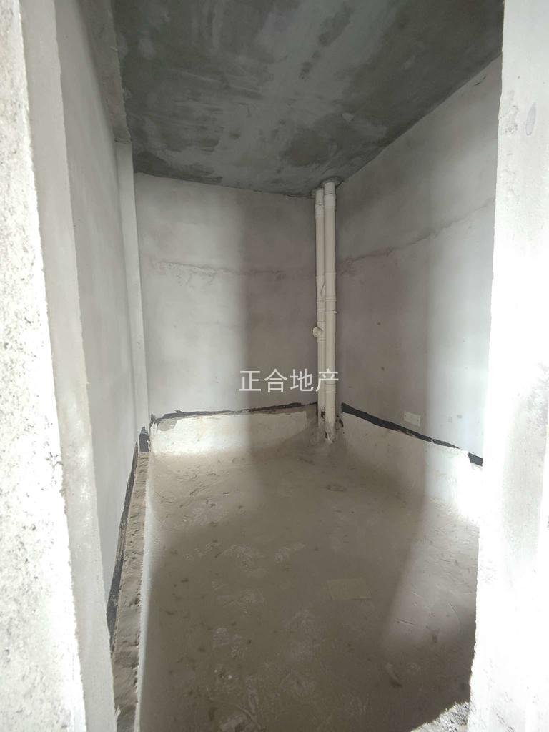 城南，新三中旁，元泰未来城，超大转角阳台，大平层，单价4800，送车位一梯一户,