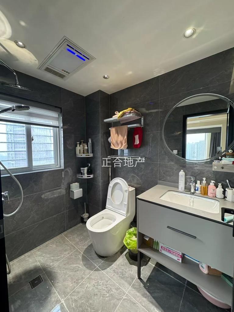 仙桃三中附近，精装大四房两卫，好楼层，全屋品牌家具家电，证满二，拎包入住