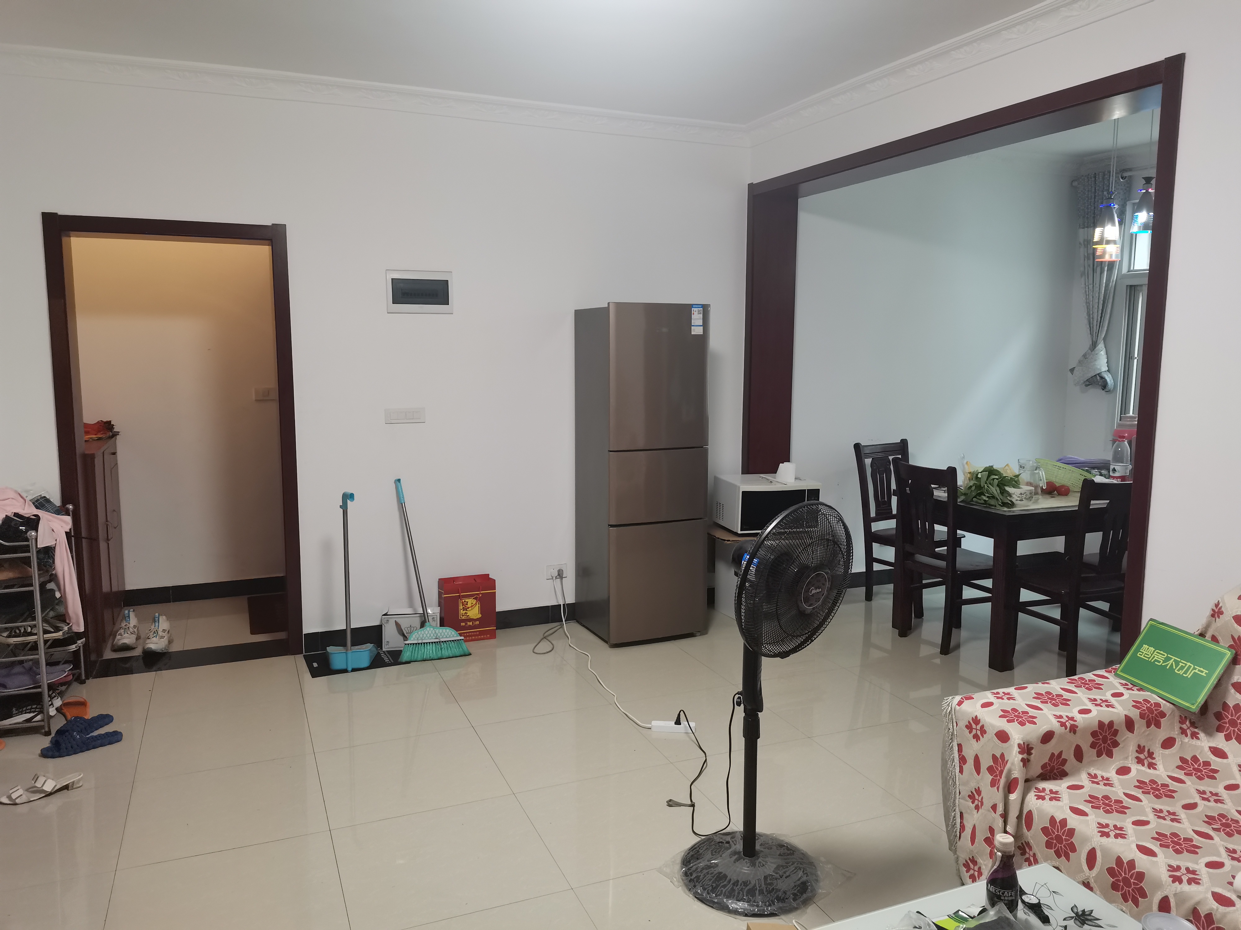 步行街后面三房诚意出租，步梯三楼好楼层，精装家具家电齐全拎包入住