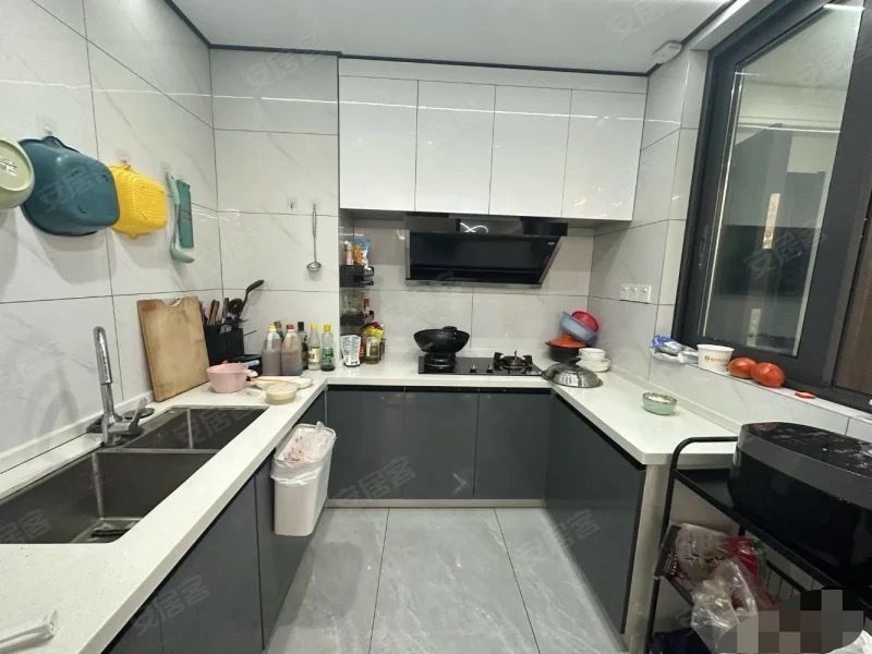 ？亏本出售，沔阳公园旁，清华园，精装3房2卫，成色新，证满二