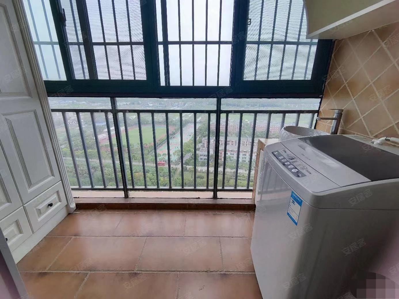 55，房东亏本出，一中正对面，精装2房，保养新，证满二