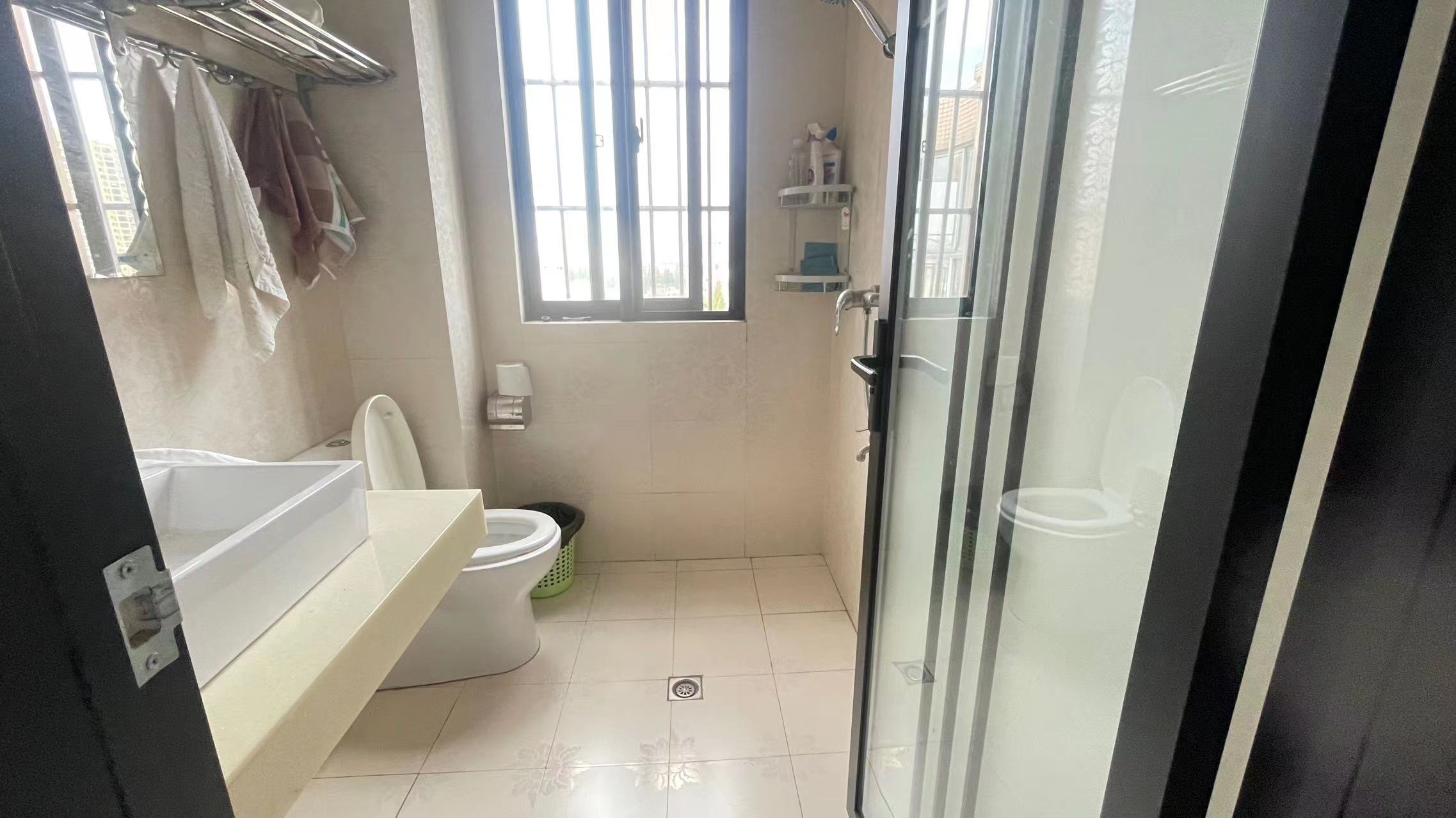 一品苑森林国际北苑对面.精装三房两卫.证件满二.看房方便