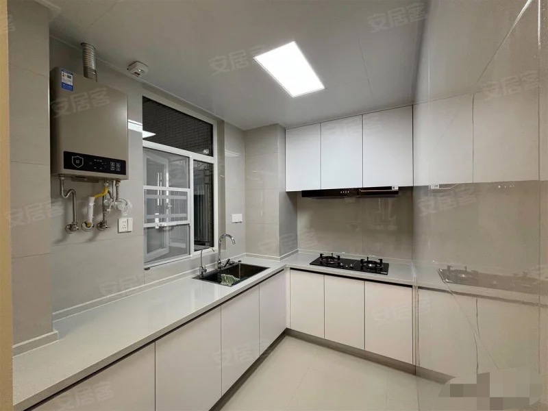 城南，沔阳公馆，电梯13楼，老证，精装三房二卫，业主诚心出售