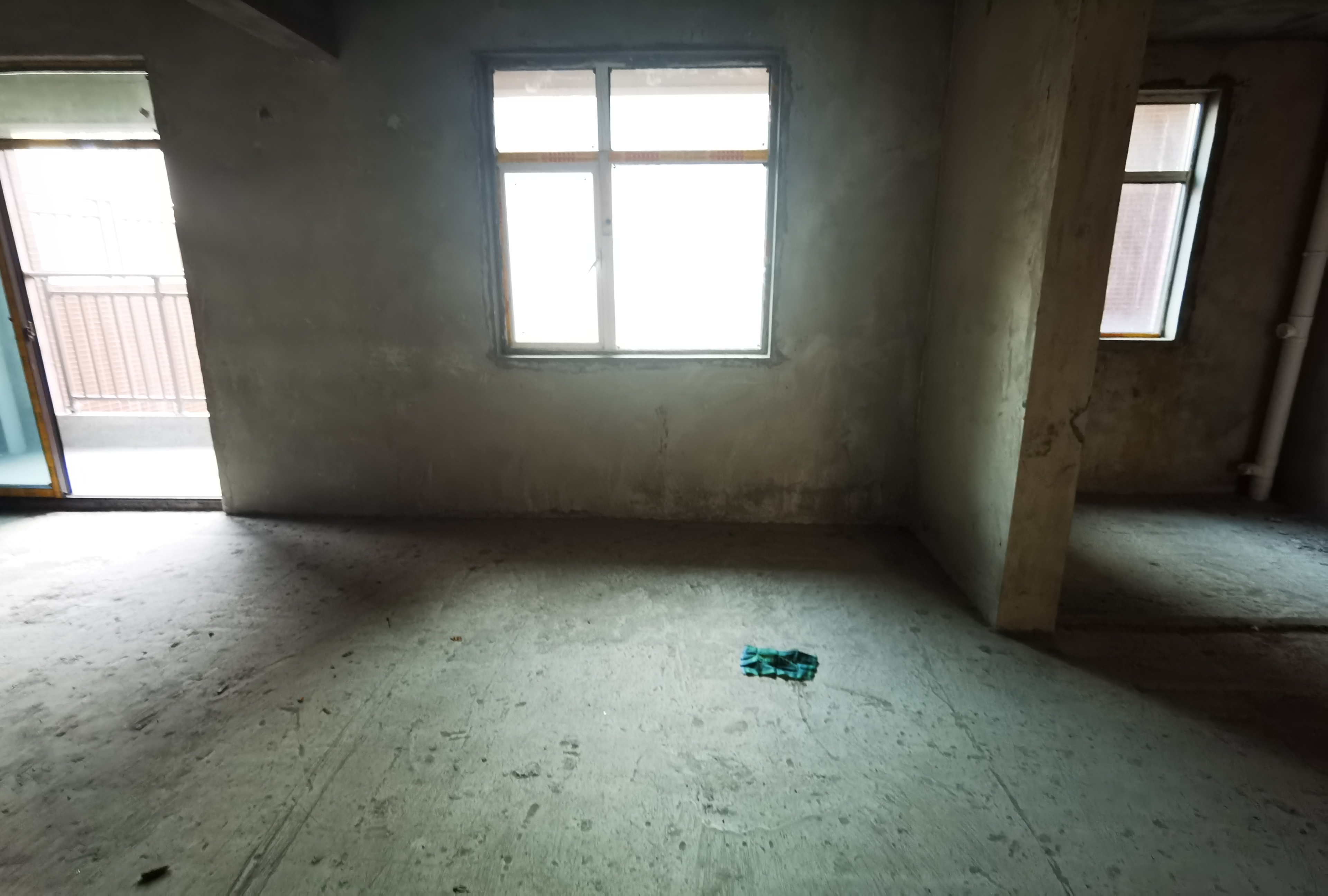 领秀城三房两卫人车分流宽楼间距，绿化率高，优美居住的小区！