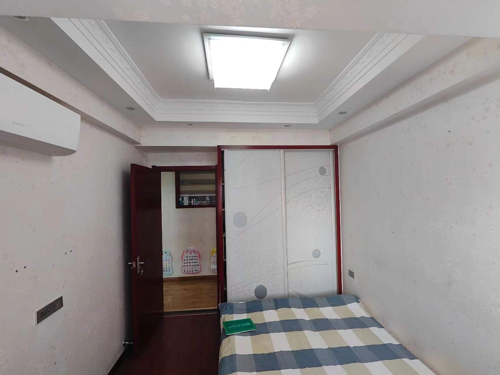 圣淘沙精装大两房通风好三面采光，双阳台，业主诚意出售，优质的吓人可以上公立嶨校，实验幼儿园，实验小穴，老三忠