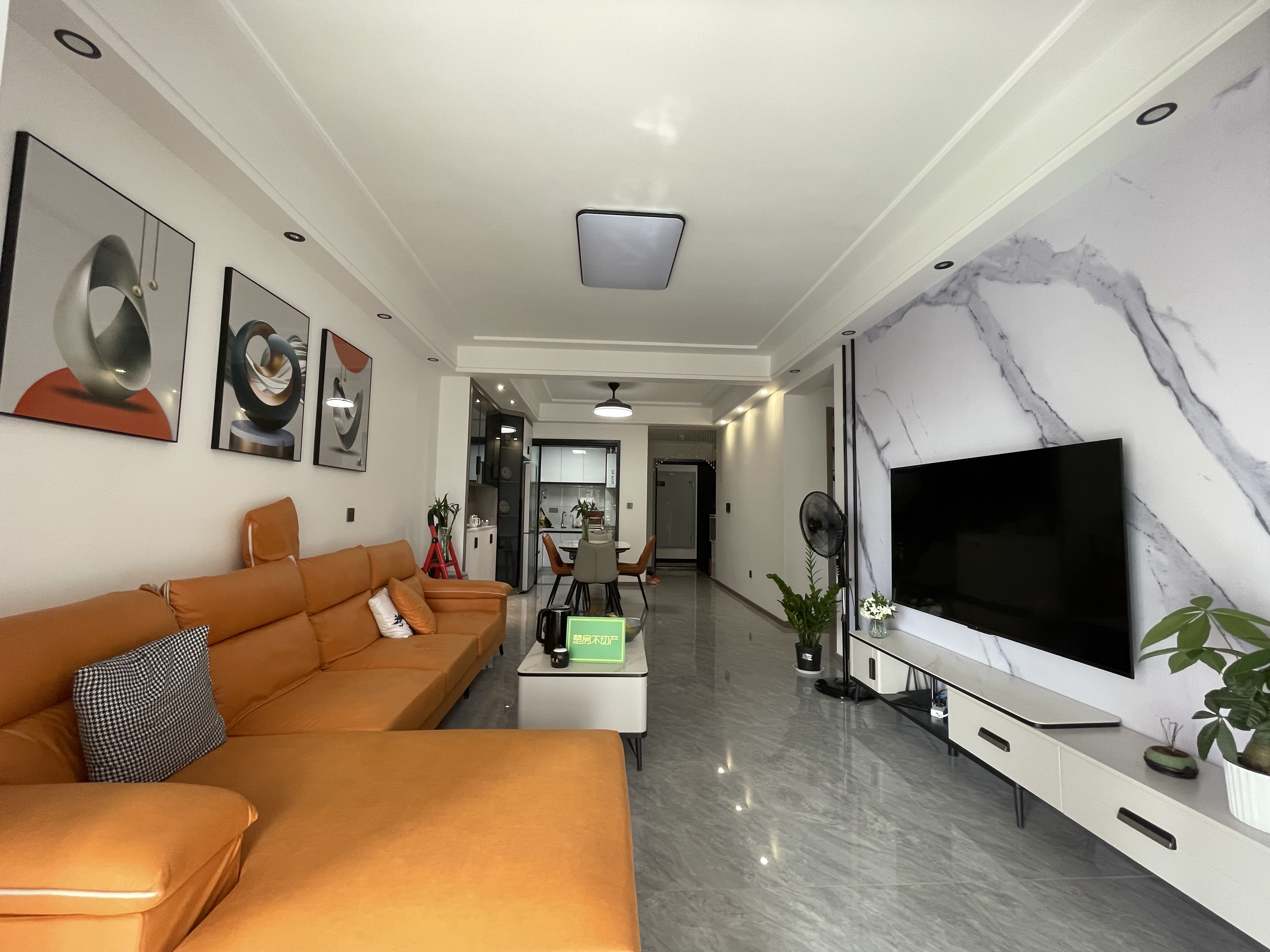 风和日丽  全新装修  家电都送  大阳台  视野风景很好  周边配套全